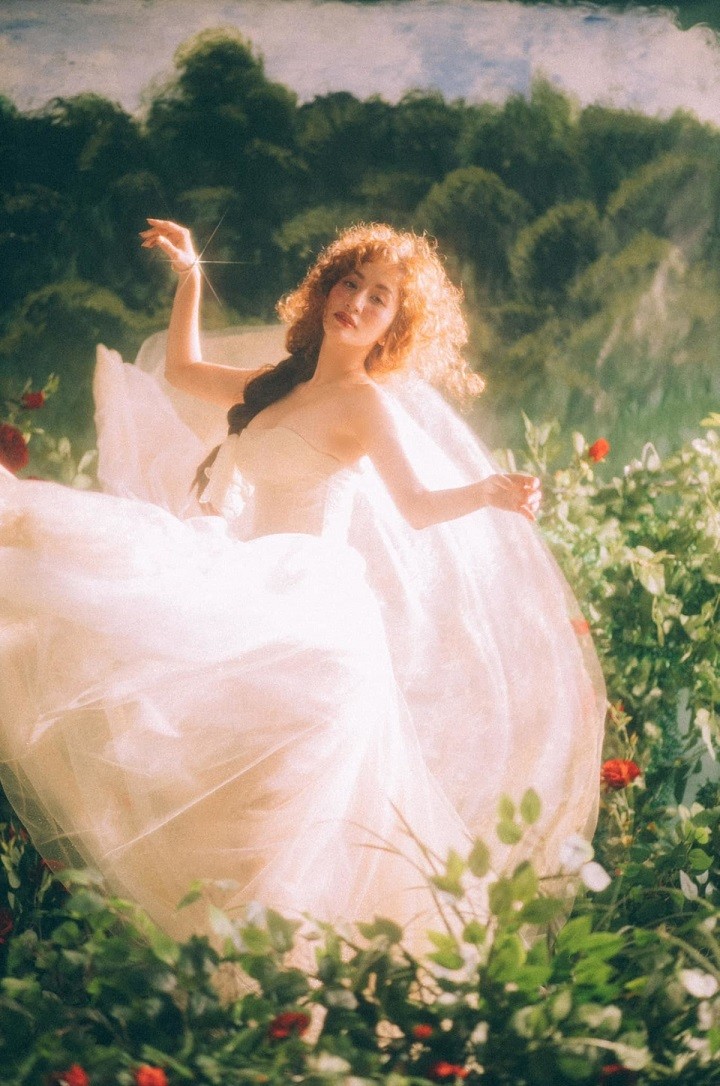 Khánh Thi hóa nàng thơ mộng mơ trong vườn hồng Phan Hiển trồng tặng