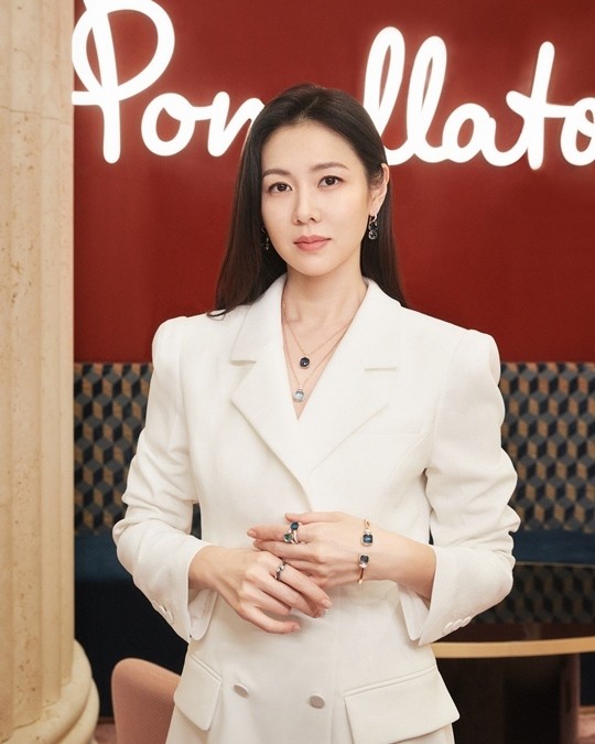 Diễn viên Son Ye Jin mặc trang phục phong cách công sở khi dự hoạt động của nhãn hàng trang sức.
