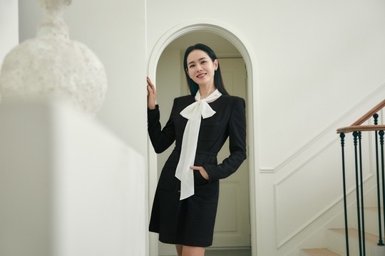 Son Ye Jin trẻ hơn tuổi nhờ phong cách thời trang hiện đại