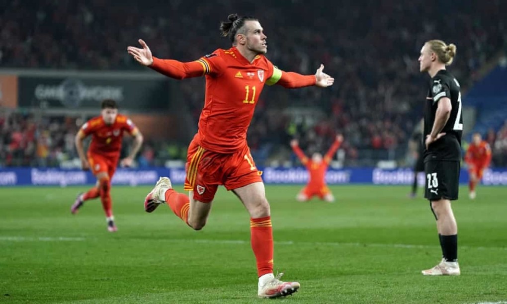 Niềm vui của Bale với tuyệt phẩm sút phạt. (Nguồn: PA)
