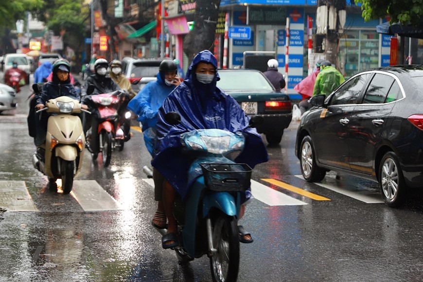 Dự báo thời tiết đêm nay và ngày mai (26-27/3): Hà Nội, Bắc Bộ chuyển rét, cục bộ mưa vừa mưa to; Nam Bộ nắng nóng; Cảnh báo mưa dông trên cả nước