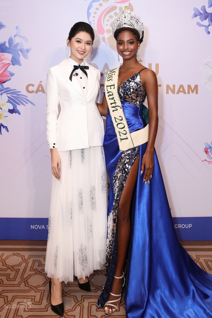 Á hậu Thùy Dung và Destiny Wagner cùng sinh năm 1996. Họ thoải mái trò chuyện vì chung sở thích, quan điểm sống.