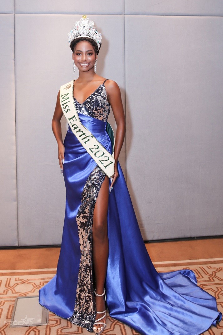 Destiny cao 1,7 m, tốt nghiệp ngành Quản trị kinh doanh và đăng quang Miss Earth hồi tháng 11/2021. Cô trở thành người đẹp đầu tiên của Belize - quốc gia nhỏ bé vùng Trung Mỹ - giành vương miện một cuộc thi sắc đẹp quốc tế.
