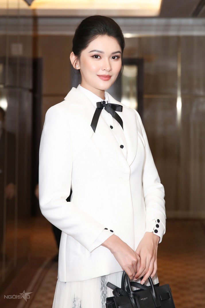 Thùy Dung là á hậu 2 Hoa hậu Việt Nam 2016, dự thi Hoa hậu Quốc tế 2017. Sau tốt nghiệp Đại học Ngoại thương TP HCM, cô tập trung sự nghiệp MC song ngữ.