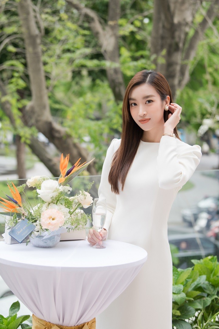 Dàn Hoa hậu Việt và Á hậu diện sắc trắng sang trọng dự sự kiện áo cưới