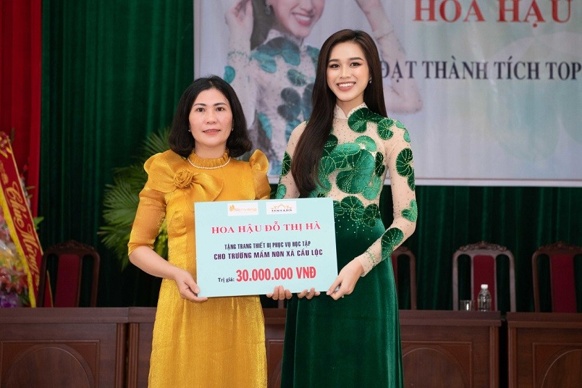 Đỗ Thị Hà trở về thăm quê sau thành tích Top 13 Miss World 2021