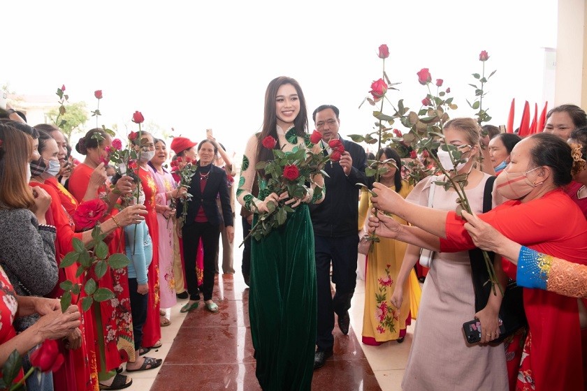 Đỗ Thị Hà trở về thăm quê sau thành tích Top 13 Miss World 2021