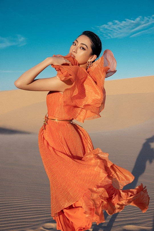 Lương Thùy Linh tuyệt đẹp trên đồi cát cùng