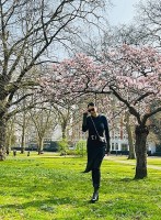 Hoa hậu Hà Kiều Anh dạo phố, ngắm hoa anh đào nở muộn ở London