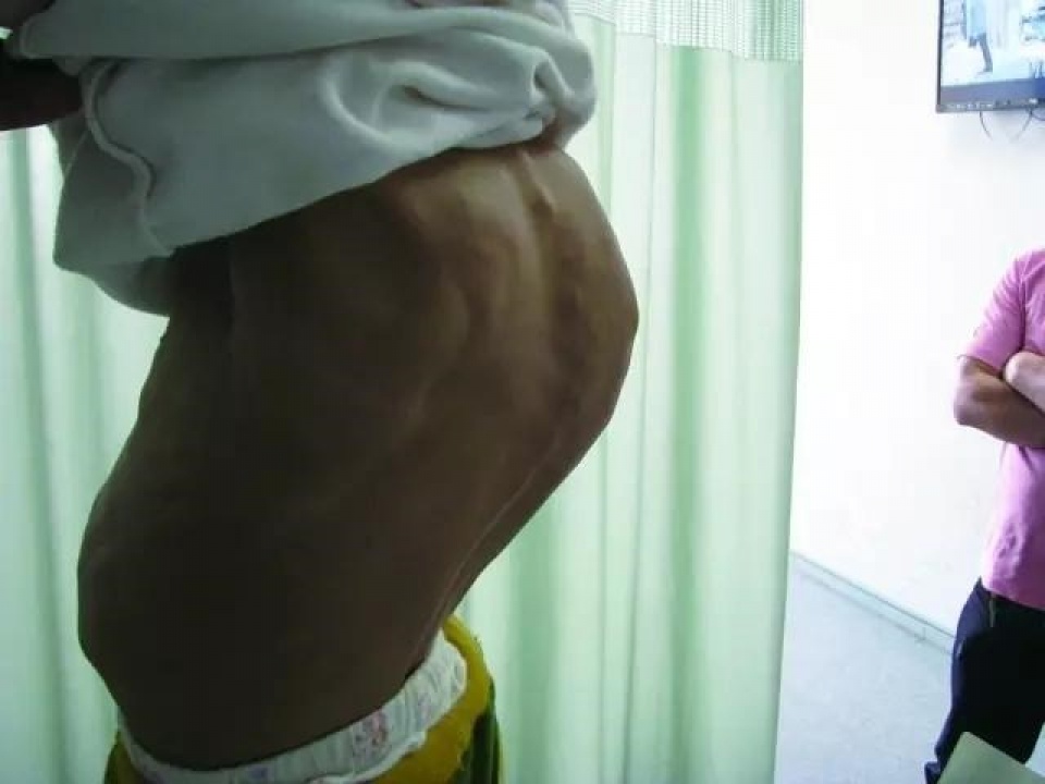 xot xa co be 11 tuoi song voi ngoai hinh cua cu ba 80