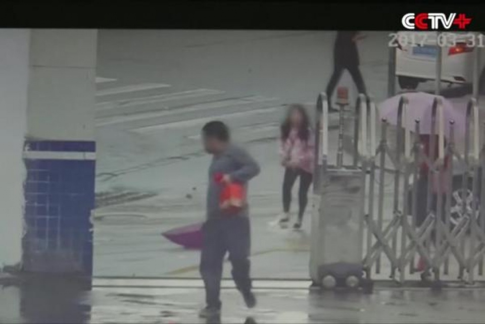 cuop chay tron thang vao don canh sat