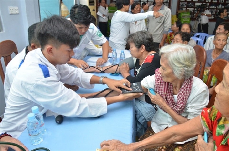 kham va cap thuoc mien phi cho kieu bao nguoi dan campuchia