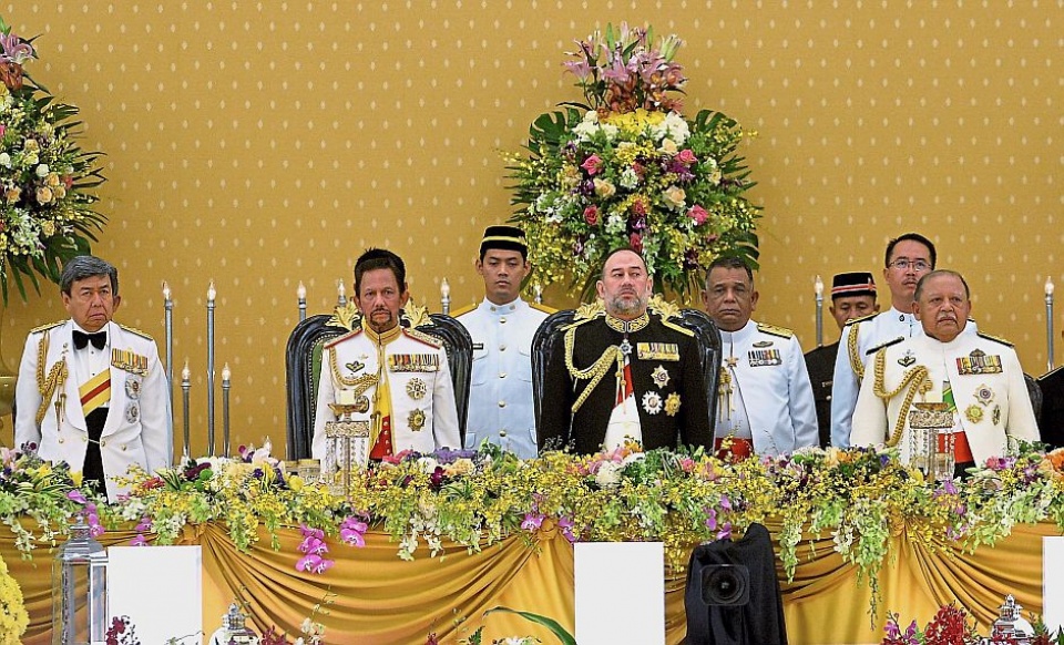 quoc vuong tre nhat malaysia dang quang o hoang cung trang le