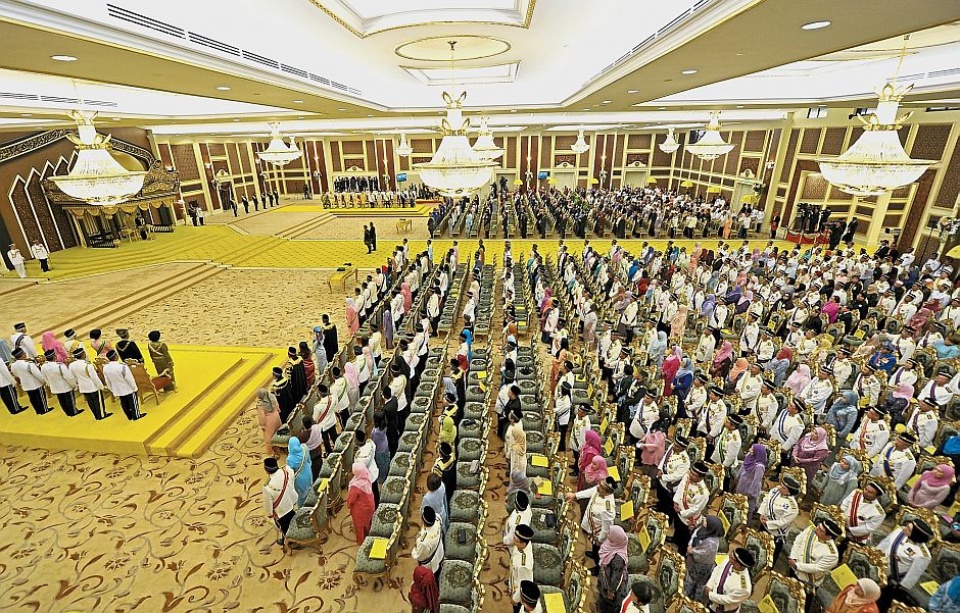 quoc vuong tre nhat malaysia dang quang o hoang cung trang le