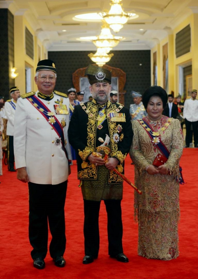 quoc vuong tre nhat malaysia dang quang o hoang cung trang le