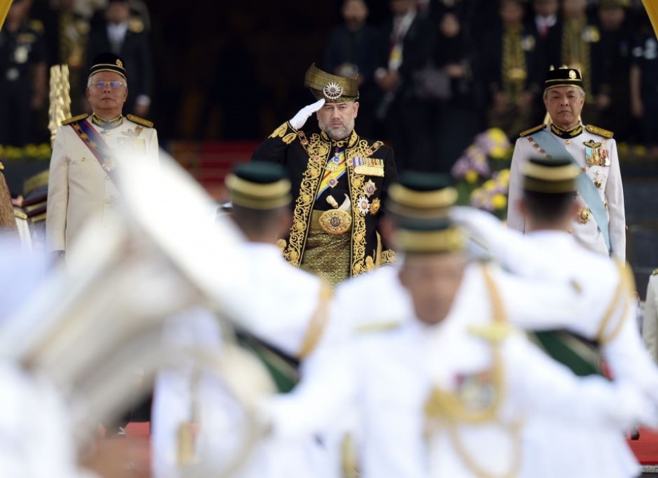 quoc vuong tre nhat malaysia dang quang o hoang cung trang le