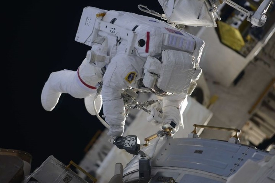 ngo ngang truoc ve dep cua vu tru bao la