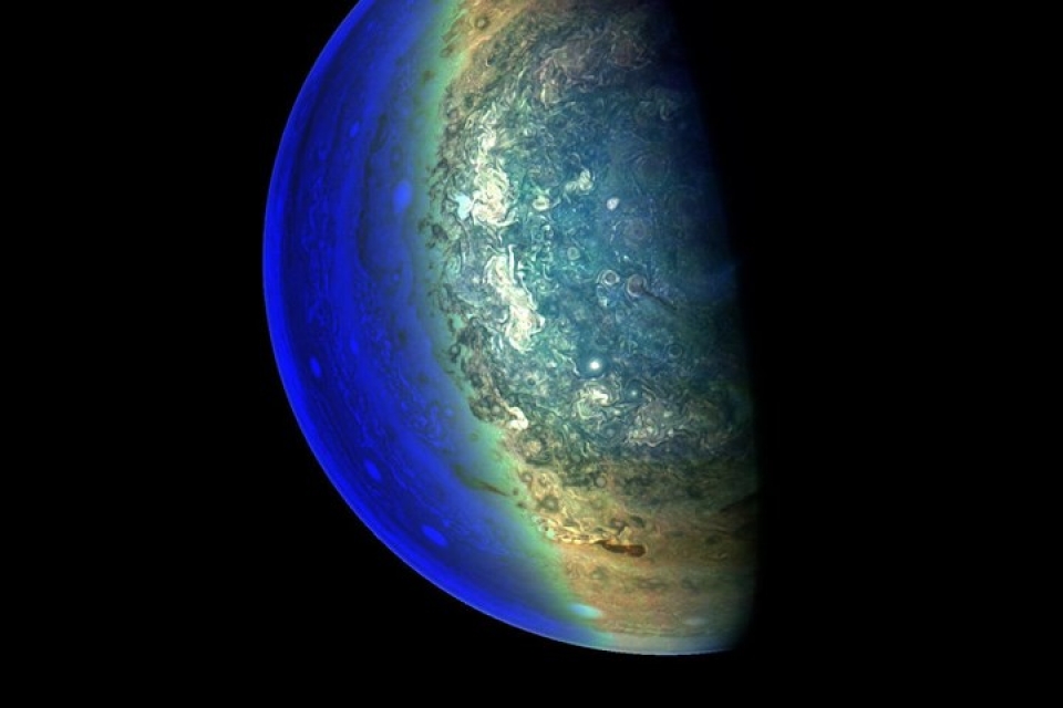 ngo ngang truoc ve dep cua vu tru bao la