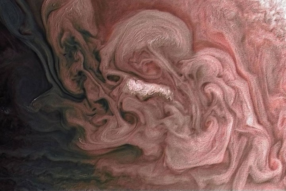 ngo ngang truoc ve dep cua vu tru bao la