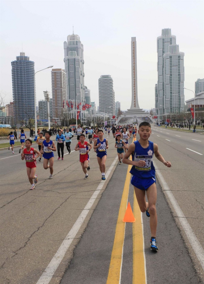hang tram nguoi nuoc ngoai du giai chay mung sinh nhat co lanh dao trieu tien