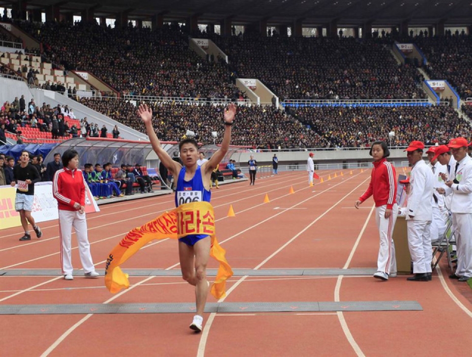 hang tram nguoi nuoc ngoai du giai chay mung sinh nhat co lanh dao trieu tien