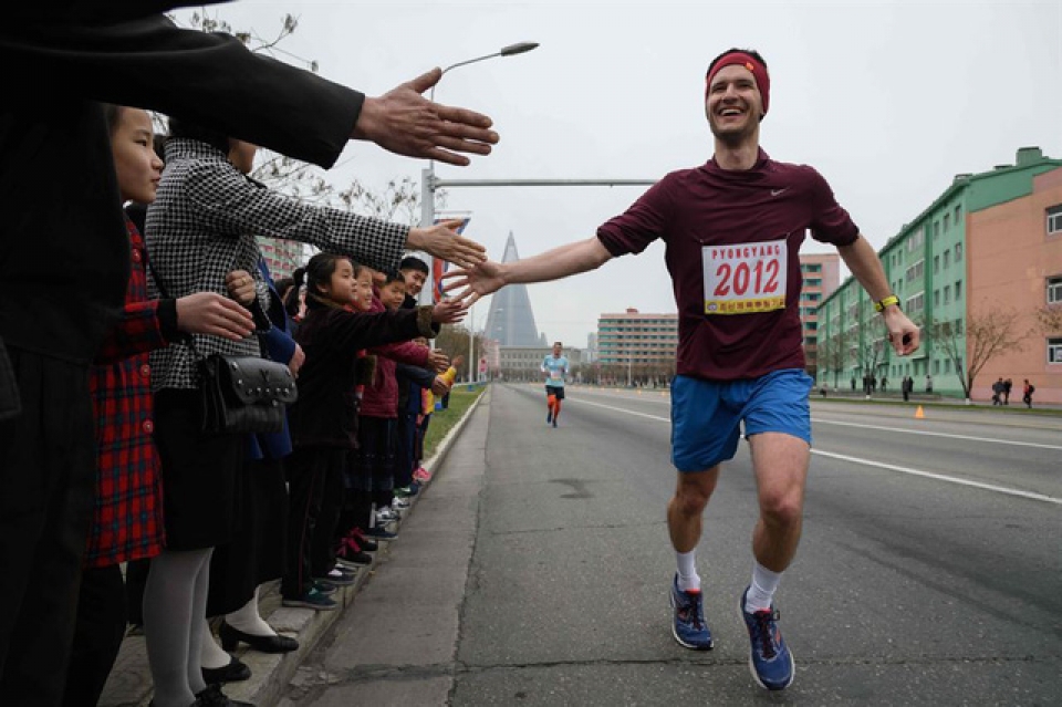 hang tram nguoi nuoc ngoai du giai chay mung sinh nhat co lanh dao trieu tien