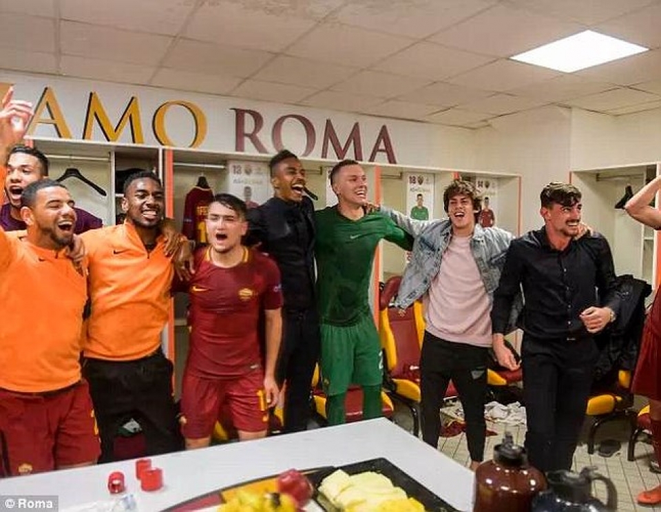 cau thu as roma phat cuong sau tran thang khong tuong truoc barca