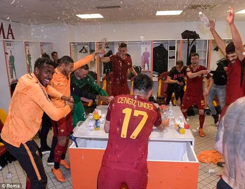 cau thu as roma phat cuong sau tran thang khong tuong truoc barca