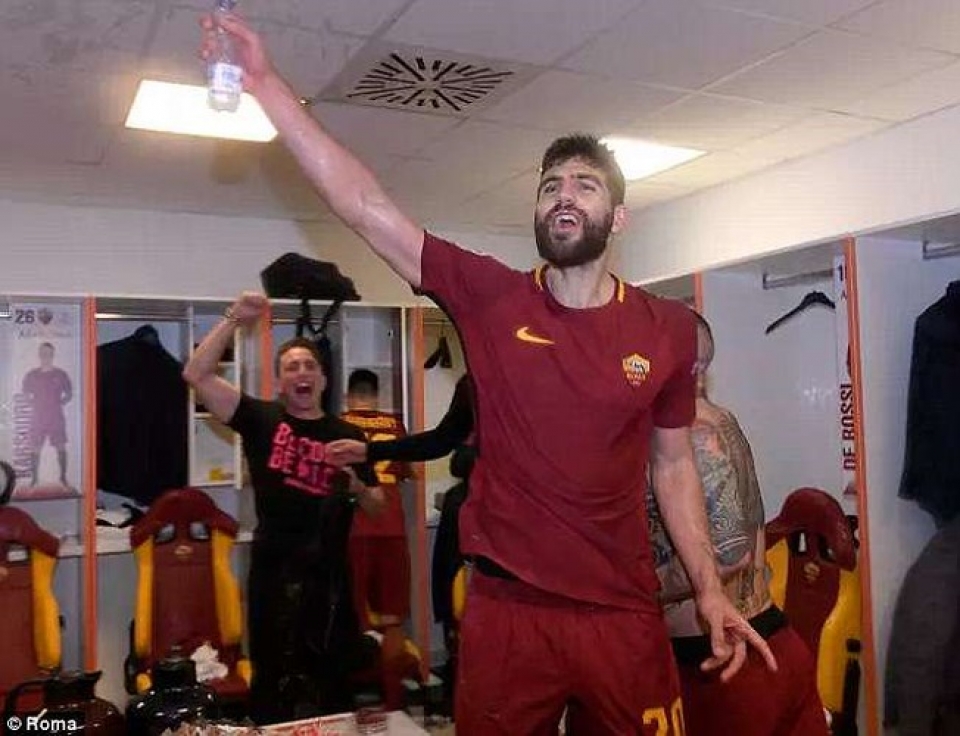 cau thu as roma phat cuong sau tran thang khong tuong truoc barca