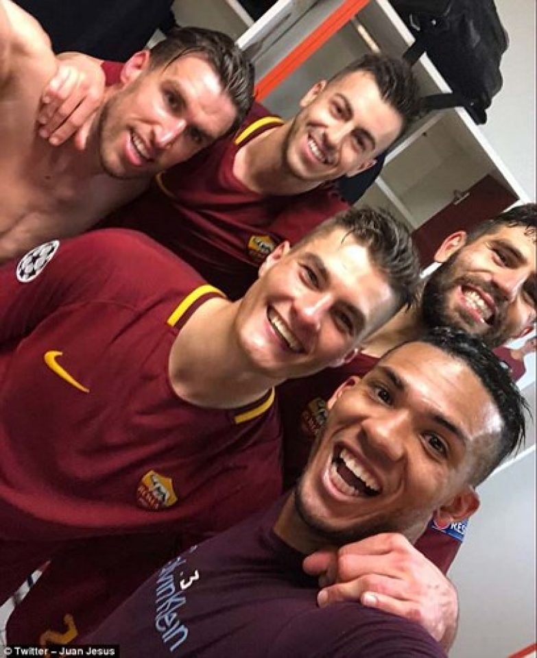 cau thu as roma phat cuong sau tran thang khong tuong truoc barca