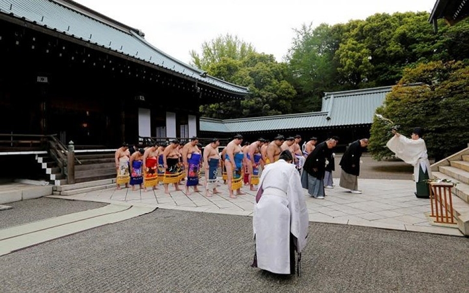 nguoi ham mo bi ha guc truoc cac sieu vo si sumo nhat ban