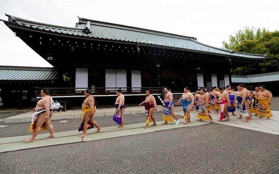 nguoi ham mo bi ha guc truoc cac sieu vo si sumo nhat ban