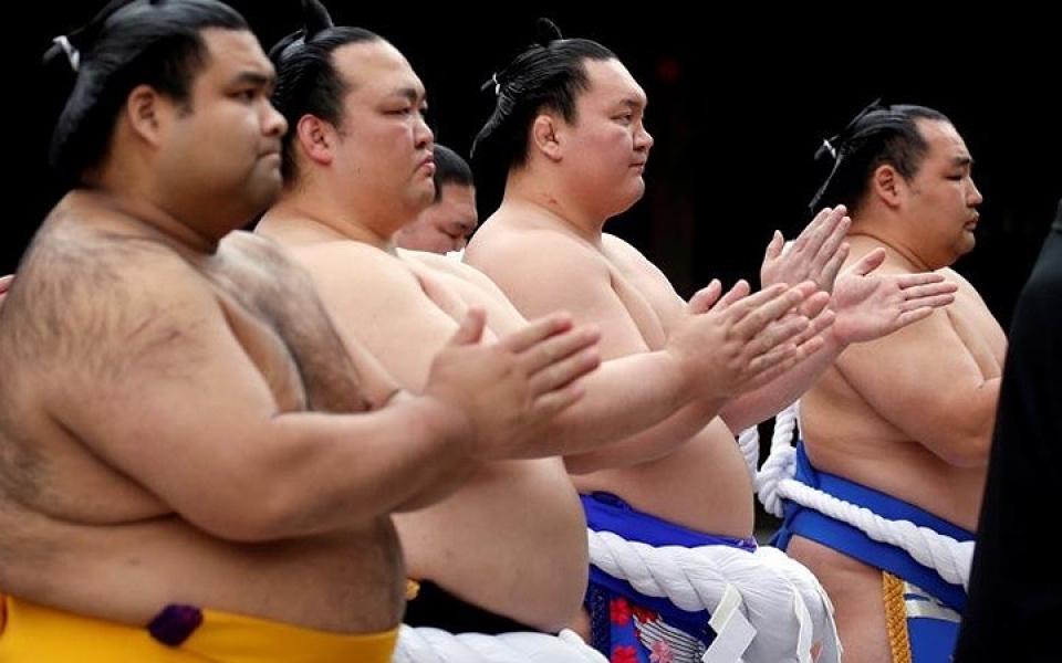 nguoi ham mo bi ha guc truoc cac sieu vo si sumo nhat ban