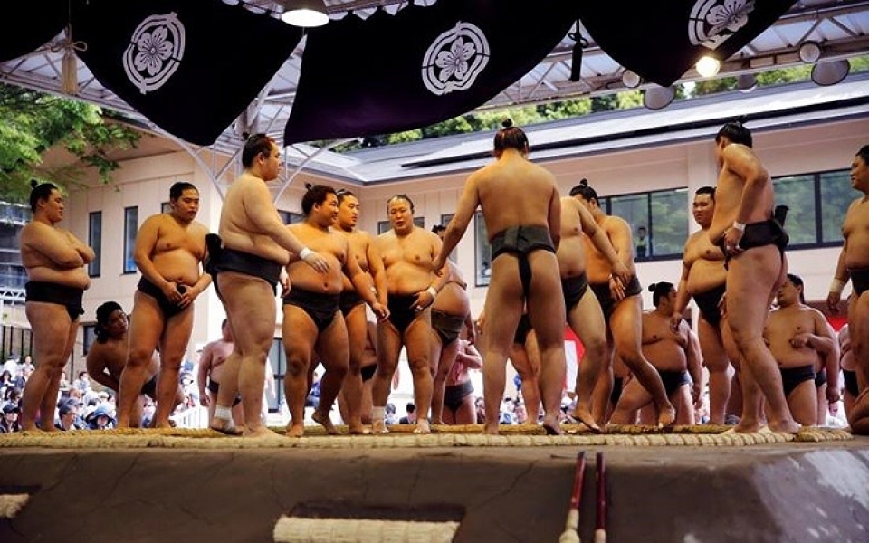 nguoi ham mo bi ha guc truoc cac sieu vo si sumo nhat ban