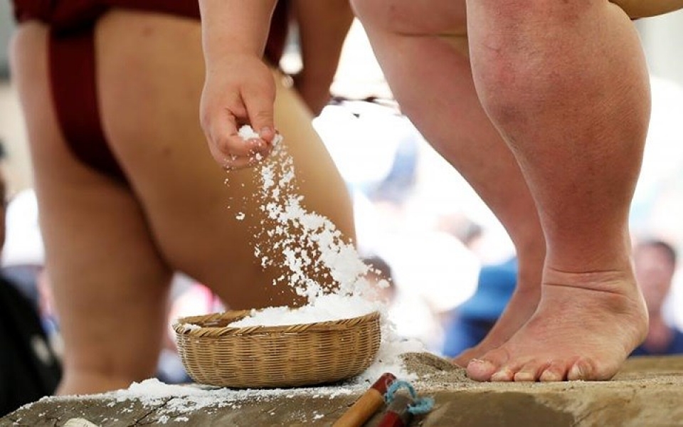 nguoi ham mo bi ha guc truoc cac sieu vo si sumo nhat ban