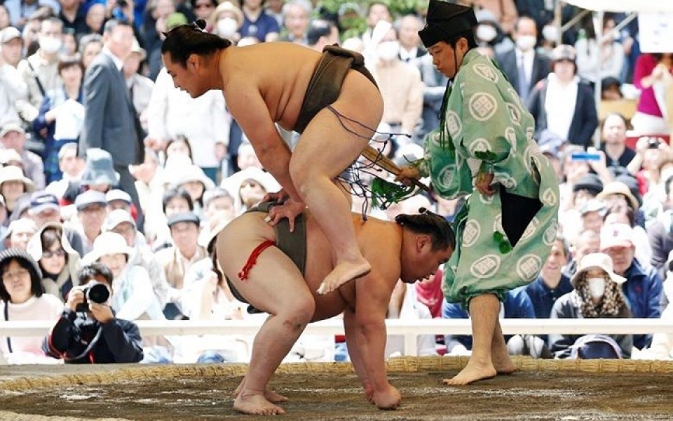 nguoi ham mo bi ha guc truoc cac sieu vo si sumo nhat ban