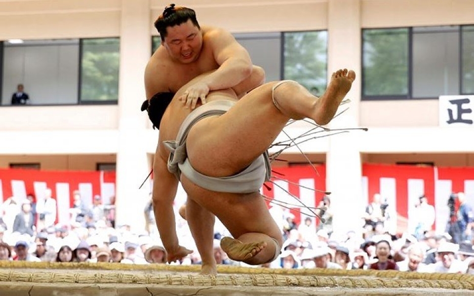 nguoi ham mo bi ha guc truoc cac sieu vo si sumo nhat ban