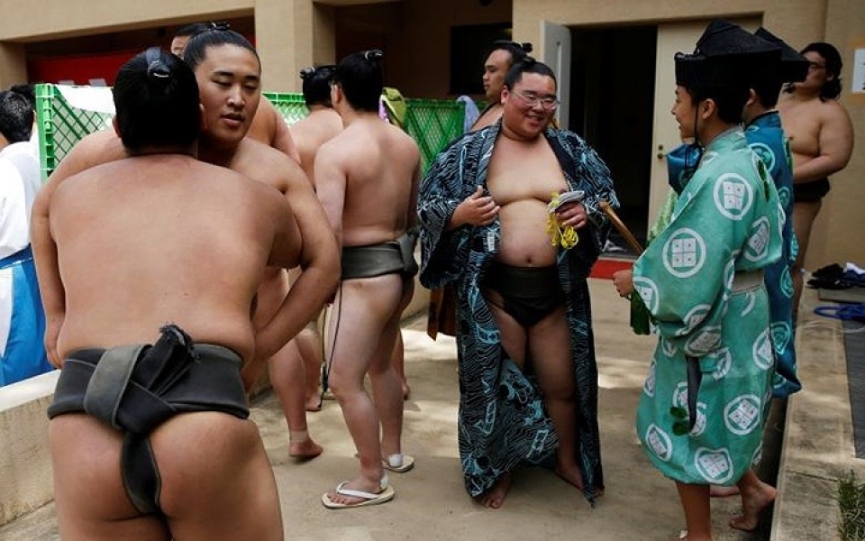 nguoi ham mo bi ha guc truoc cac sieu vo si sumo nhat ban