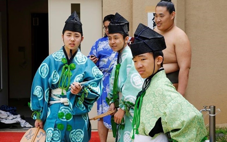 nguoi ham mo bi ha guc truoc cac sieu vo si sumo nhat ban