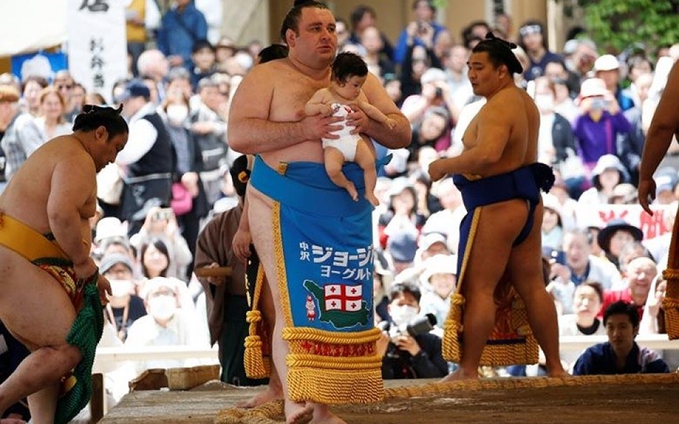 nguoi ham mo bi ha guc truoc cac sieu vo si sumo nhat ban