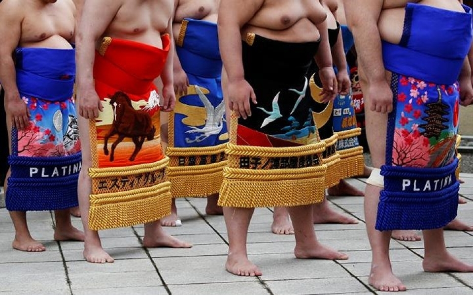 nguoi ham mo bi ha guc truoc cac sieu vo si sumo nhat ban