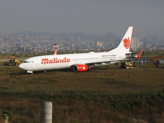 nepal may bay cho 139 nguoi gap su co va truot khoi duong bang