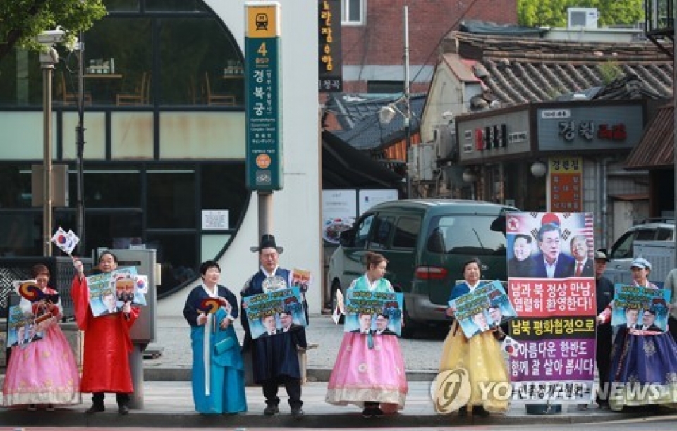 han quoc nguoi dan han hoan truoc hoi nghi thuong dinh lien trieu