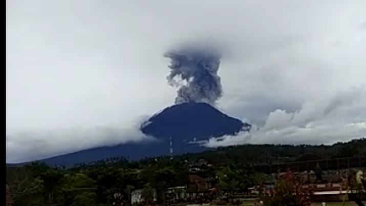 indonesia nui lua agung phun trao cot tro bui cao 2000m
