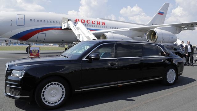 Siêu xe chở Tổng thống Putin xuất hiện ấn tượng tại Lễ khai trương nhà máy Mercedes sieu xe cho tong thong putin xuat hien an tuong tai nha may mercedes