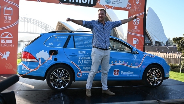 Vòng quanh thế giới bằng xe điện để kêu gọi ý thức bảo vệ môi trường hanh trinh xe dien truyen cam hung bao ve moi truong