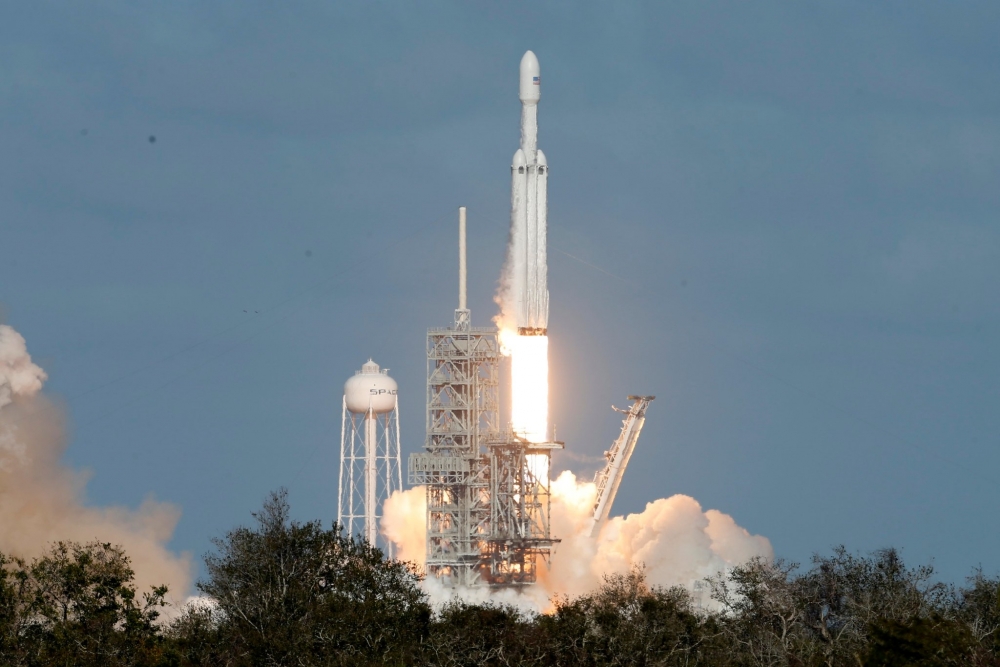 spacex hoan vu phong thuong mai dau tien cua ten lua falcon heavy