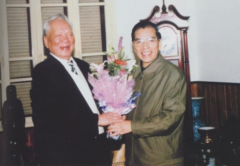 hinh anh dai tuong le duc anh voi cac lanh dao dang nha nuoc