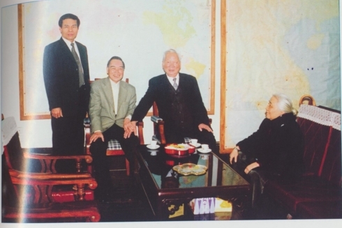 hinh anh dai tuong le duc anh voi cac lanh dao dang nha nuoc