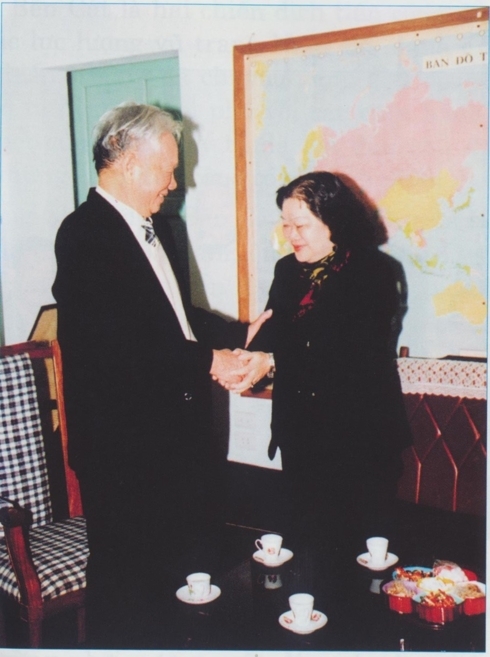 hinh anh dai tuong le duc anh voi cac lanh dao dang nha nuoc